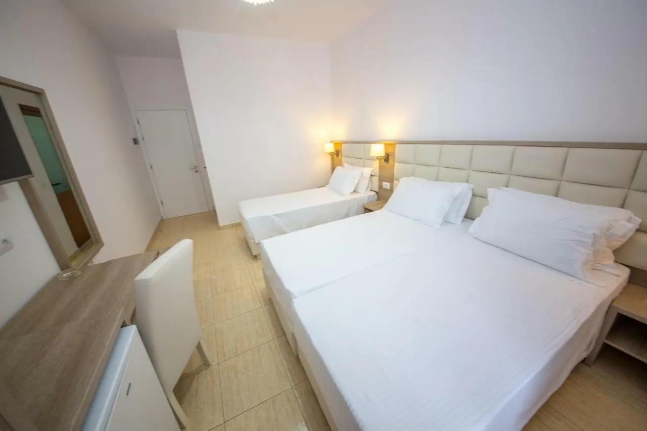 Hotel Alina Sarandë 3*,